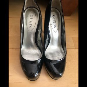 Guess black pumps